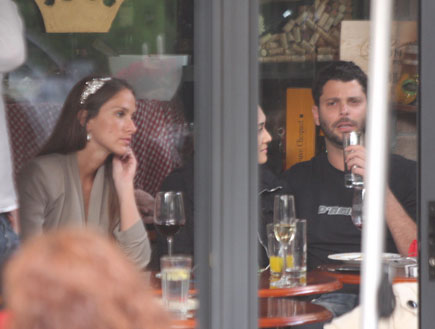 איילה רשף בקפה עם החברים של סער שיינפיין, פפראצי (צילום: אלעד דיין)
