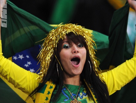 אוהדת ברזיל מאושרת. משחק בינוני של הסלסאו (רויטרס) (צילום: מערכת ONE)