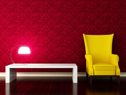 קיר אדום וכורסא צהובה - איך למכור את הבית (צילום: istockphoto)