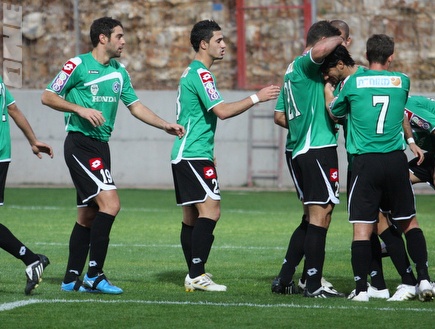 שחקני חיפה מברכים את רפאלוב לאחר שנגח את החמישי (עמית מצפה) (צילום: מערכת ONE)
