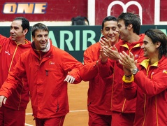 נבחרת הדייוידס של ספרד חוגגת עלייה לרבע (רויטרס) (צילום: מערכת ONE)
