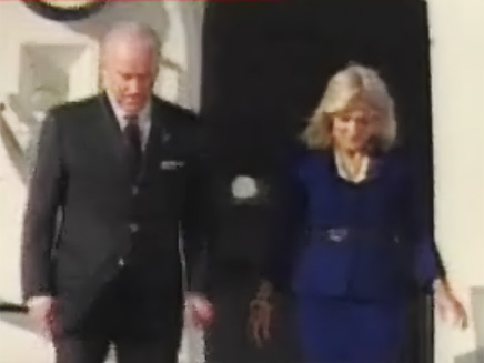 ביידן ואשתו יורדים מהמטוס (צילום: חדשות 2)