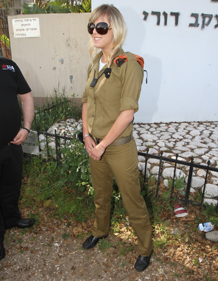 אלין לוי חוזרת לצבא, פפראצי (צילום: אלעד דיין)