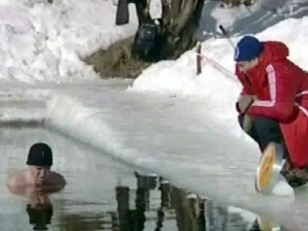 שיא עולם חדש: 100 דקות במי קרח (צילום: CBS)