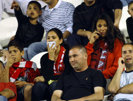 פותנה ג'אבר והמשפחה במשחק כדורגל (צילום: עודד קרני)