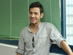 אלירז מקבל את הצ'ק אלירז מקבל את הצ'ק