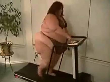 שמנה על הליכון (צילום: מתוך YouTube)