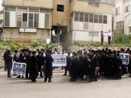 חרדים מפגינים בעת ביקורו של הנשיא פרס בבני ברק (צילום: חדשות 24)