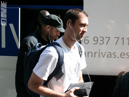 צ´אק איידסון ובלות´נטאל מגיעים למלון במדריד (שרון קביליו) (צילום: מערכת ONE)