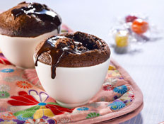 סופלה שוקולד חם ברוטב שוקולד מנטה (צילום: רונן מנגן, רולדין)