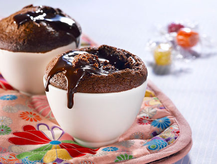 סופלה שוקולד חם ברוטב שוקולד מנטה (צילום: רונן מנגן, רולדין)