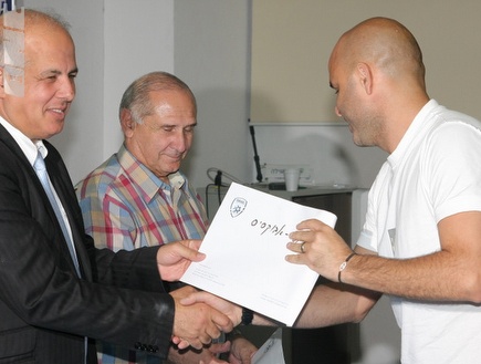 יוסי אבוקסיס מקבל את התעודה מאבי לוזון (דרור עינב) (צילום: מערכת ONE)