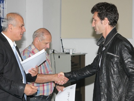 אריק בנאדו מקבל את התעודה (דרור עינב) (צילום: מערכת ONE)