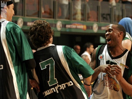 שחקני חיפה מאושרים בסיום (אלעד ירקון) (צילום: מערכת ONE)