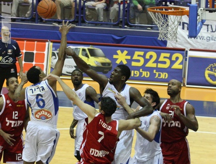 שחקני ירושלים נאבקים על הכדור מול שחקני נהריה (עמית מצפה) (צילום: מערכת ONE)
