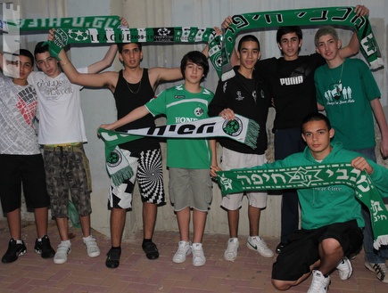 אוהדי מכבי חיפה מחכים לקבוצה שלהם הערב בקרית אליעזר (עמית מצפה) (צילום: מערכת ONE)