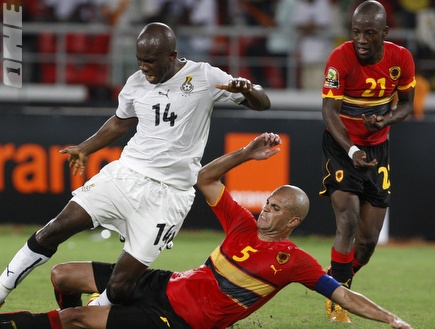 אמואה (בלבן) מול אנגולה באליפות אפריקה (רויטרס) (צילום: מערכת ONE)