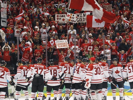 נבחרת ההוקי של קנדה חוגגת אחרי הניצחון על רוסיה בוונקובר (רויטרס) (צילום: מערכת ONE)