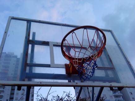 מגרש כדורסל (צילום: חדשות 2)