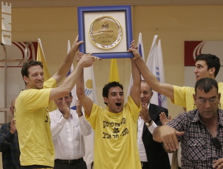 שחקני מכבי תל אביב חוגגים אליפות שלישית ברציפות (קובי אליהו) (צילום: מערכת ONE)
