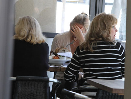בר רפאלי ואימא ציפי לוין במסעדה, פפראצי2 (צילום: אלעד דיין)