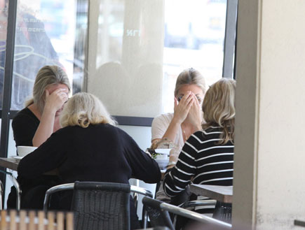 בר רפאלי ואימא ציפי לוין במסעדה, פפראצי3 (צילום: אלעד דיין)
