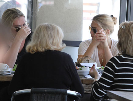בר רפאלי ואימא ציפי לוין במסעדה, פפראצי4 (צילום: אלעד דיין)