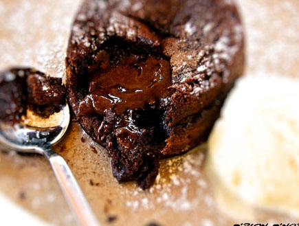 עוגת מפל שוקולד (צילום: דליה מאיר, קסמים מתוקים)