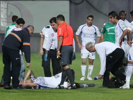 עומר בוקסנבוים כואב על הדשא (עמית מצפה) (צילום: מערכת ONE)