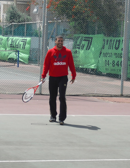 שי אראל משחק טניס (צילום: ניר דיין)