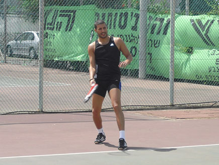 שי אראל משחק טניס (צילום: ניר דיין)