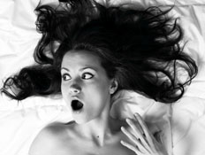 אשה מופתעת במיטה (צילום: George Mayer, Istock)