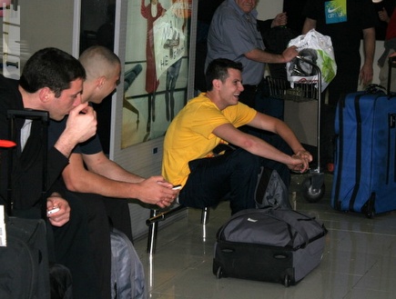 פניני גרין ולימונד בשדה התעופה בבלגרד, לפנות בוקר (שרון קביליו) (צילום: מערכת ONE)