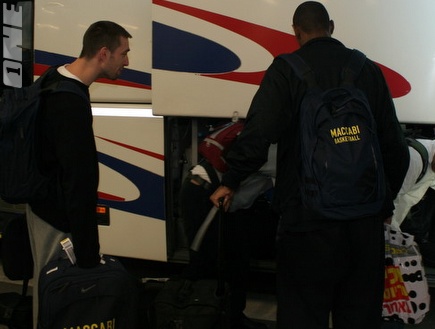 ויזנייבסקי ואנדרסון עולים לאוטובוס בדרך למלון (שרון קביליו) (צילום: מערכת ONE)