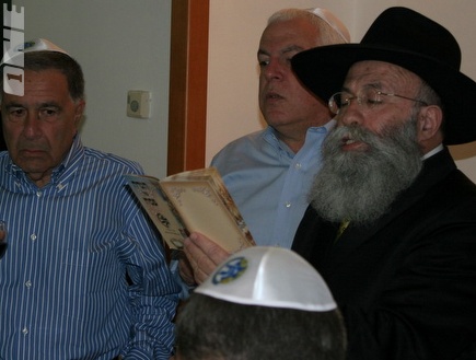 שמעון מזרחי, פיני גרשון והרב (שרון קביליו) (צילום: מערכת ONE)