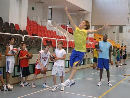 אולסי פרי מלמד את הילדים כדורסל (ONE) (צילום: מערכת ONE)
