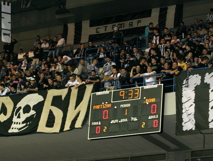 אוהדי פרטיזן בבלגרד ארינה שעה וחצי לפני פתיחת המשחק (שרון קביליו) (צילום: מערכת ONE)