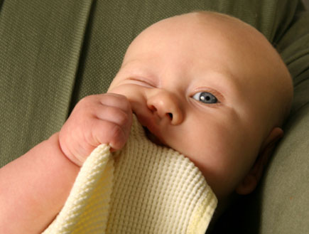 תינוק מכניס לפה שמיכה (צילום: istockphoto)