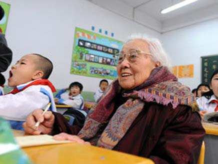 בת 102 חוזרת ללימודים (צילום: ananova)