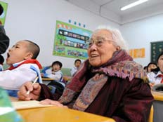 בת 102 חוזרת ללימודים (צילום: ananova)