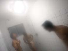 גברים במקלחת (צילום: רויטרס)