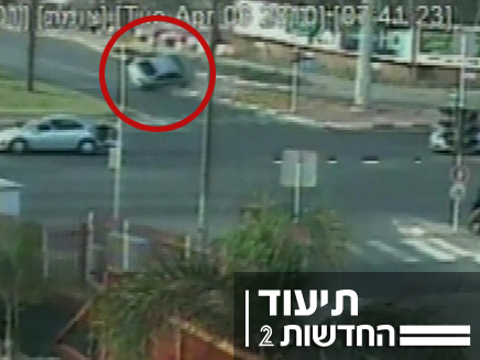 נס: הרכב התהפך פעמיים והנהג יצא עם פגיעות קלות (צילום: חדשות 2)