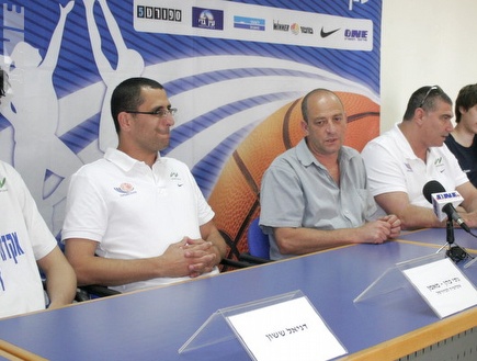 שי שני באקדמיה לכדורסל והצוות שיוביל את הכדורסל הישראלי (קובי אליה (צילום: מערכת ONE)
