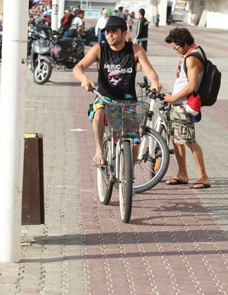 שלום מיכאלשווילי ואושרי כהן בים, פפראצי (צילום: אלעד דיין)