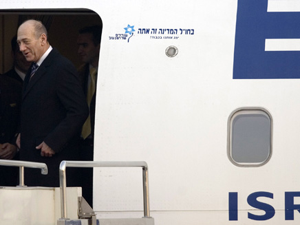 אהוד אולמרט יוצא ממטוס אלעל (צילום: AP)