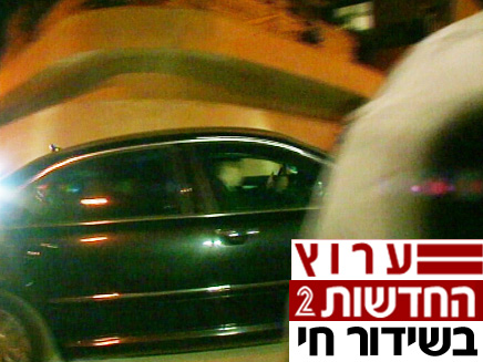 אהוד אולמרט במכוניתו לאחר שנחת בנתב"ג (צילום: חדשות 2)