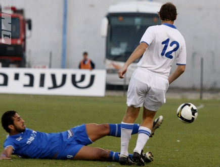 אלנתן סלמי גולש לכדור מול רון בן נחום (שי לוי) (צילום: מערכת ONE)