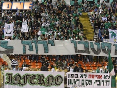 אוהדי מכבי חיפה במשחק מול אשדוד (עמית מצפה) (צילום: מערכת ONE)