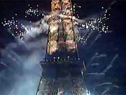 זיקוקים במגדל אייפל בפריז (צילום: חדשות 2)