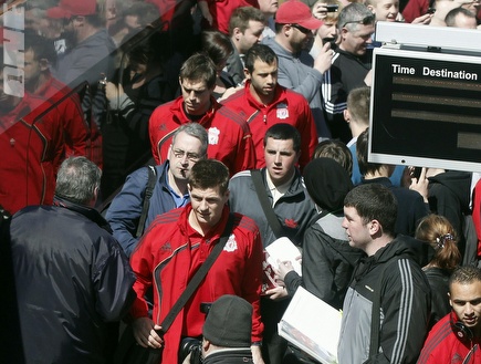 שחקני ליברפול ברכבת בדרך ללונדון ומדריד (רויטרס) (צילום: מערכת ONE)
